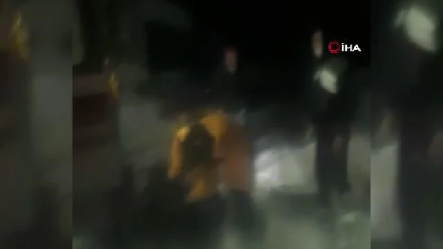 Son dakika haber! Kar yolu kapatınca hastayı traktörün arkasında ambulansa taşıdılar