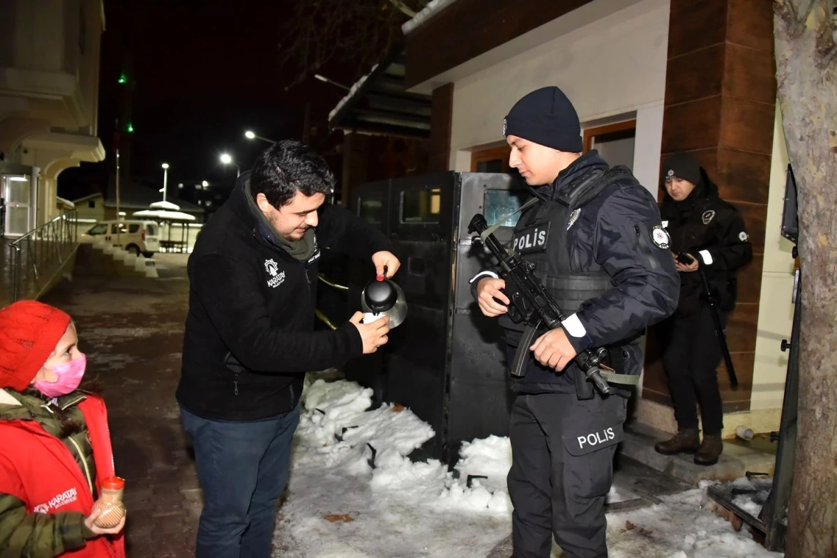 Karatay Kent Konseyi Gençlik Meclisinden gece çalışanlara sahlep ikramı