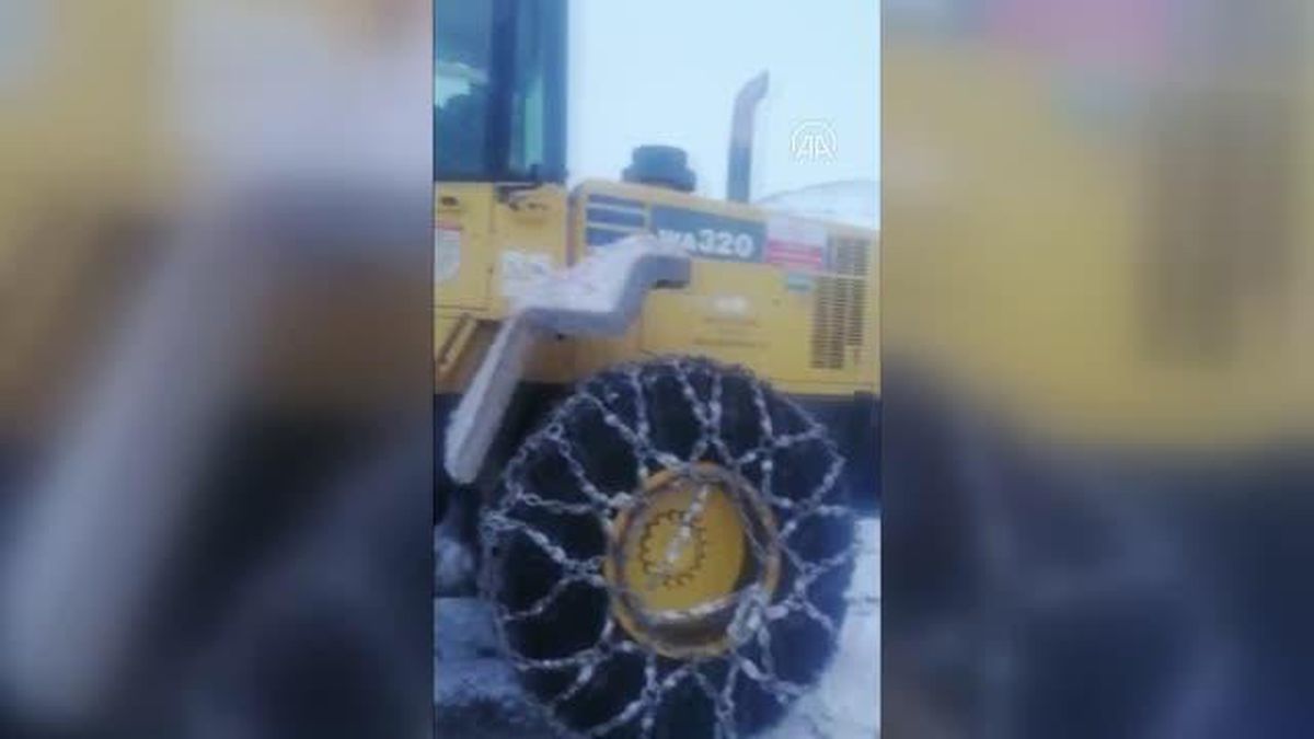 Karda mahsur kalan arıza ekibi kurtarıldı