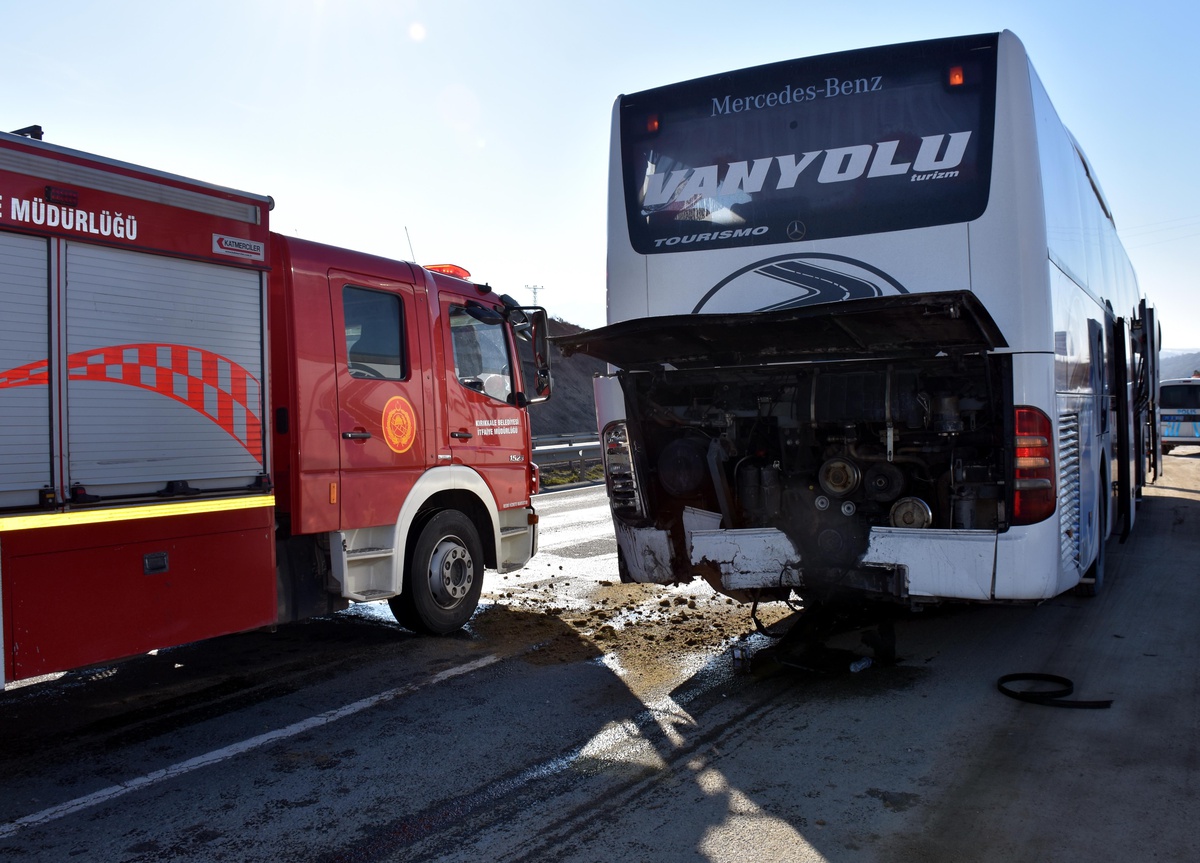 Kırıkkale\'de otomobilin otobüse çarptığı kazada 1 kişi öldü, 2 kişi yaralandı