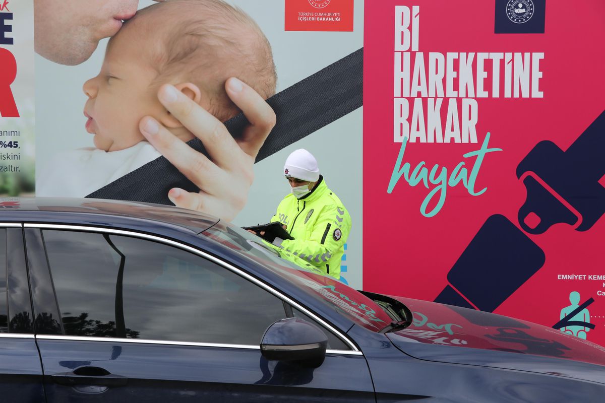 Kırklareli\'nde kurallara uymayan sürücüler drone görünce emniyet kemerini takmaya çalıştı