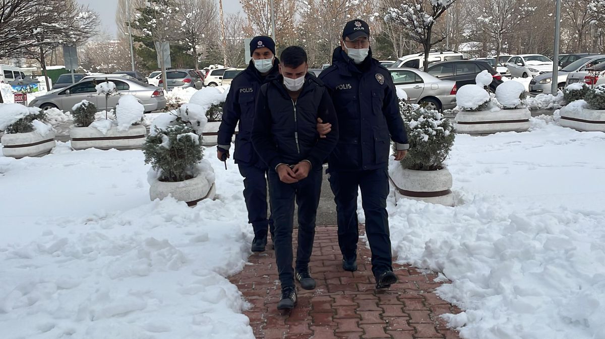 Konya\'da ölümle tehdit ettiği ailesinin evine silahla gelen zanlı, serbest bırakıldı