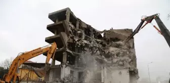 'Marmara Depremi'nde hasar gören 6 katlı inşaat, 22 yıl sonra yıkılıyor
