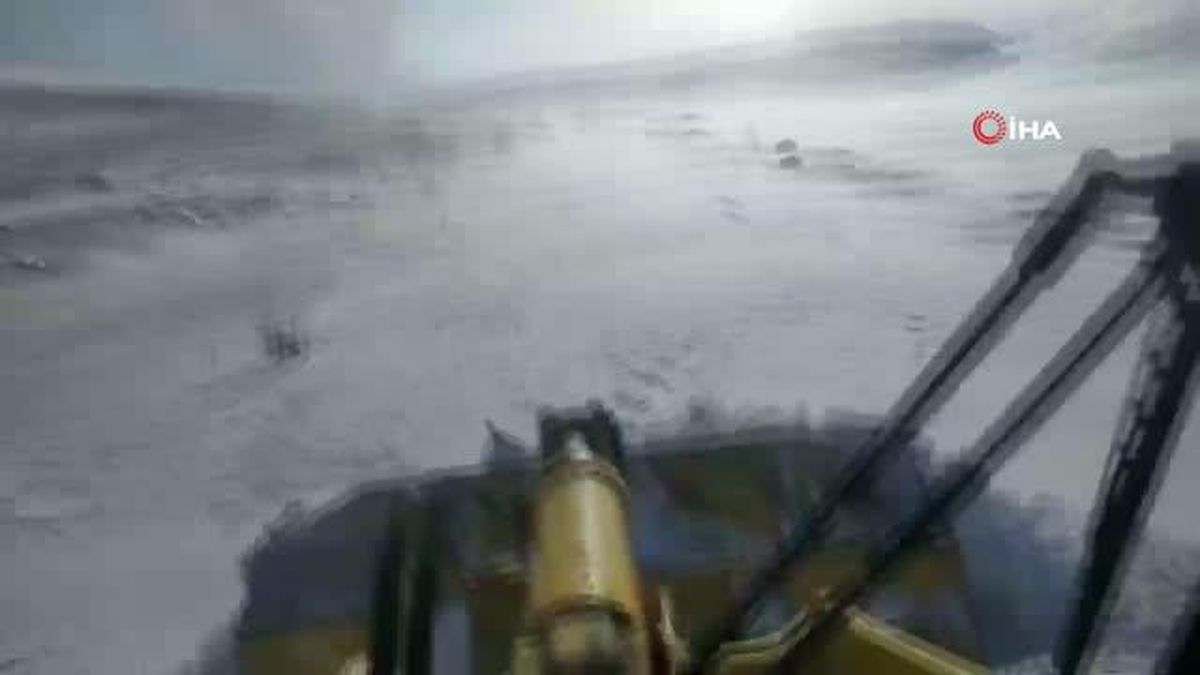 Muradiye'de 15 yerleşim yerinin yolu kapandı