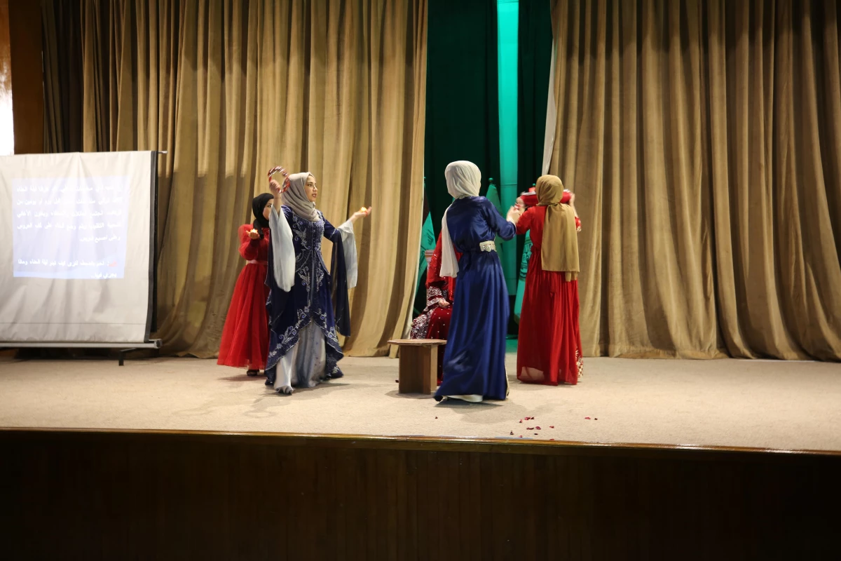 Musul Üniversitesi Türk Dili ve Edebiyatı Bölümü öğrencilerinden "Türk düğünü" adlı tiyatro gösterisi