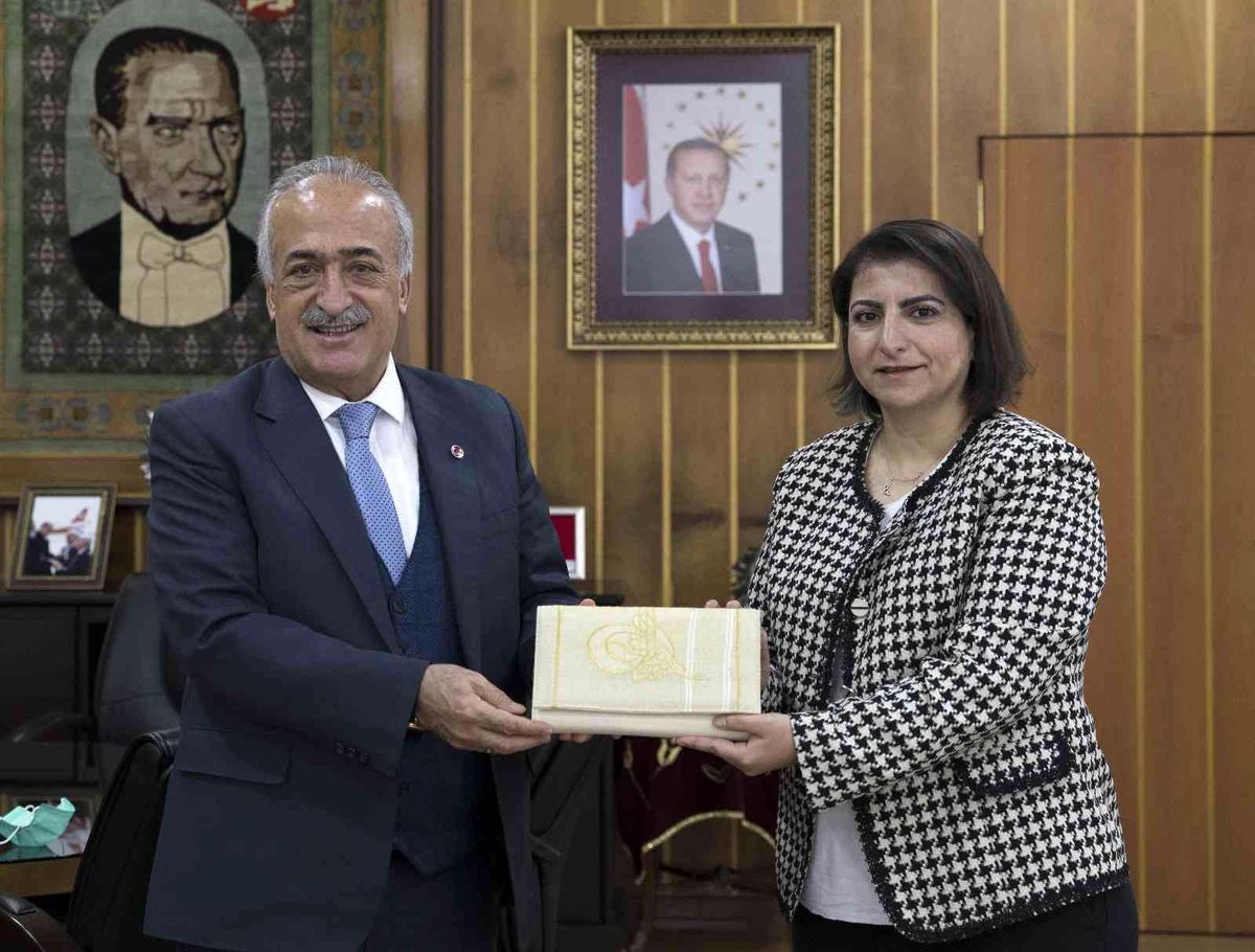 Ödüllü akademisyenler başarılarını Rektör Çomaklı ile paylaştı