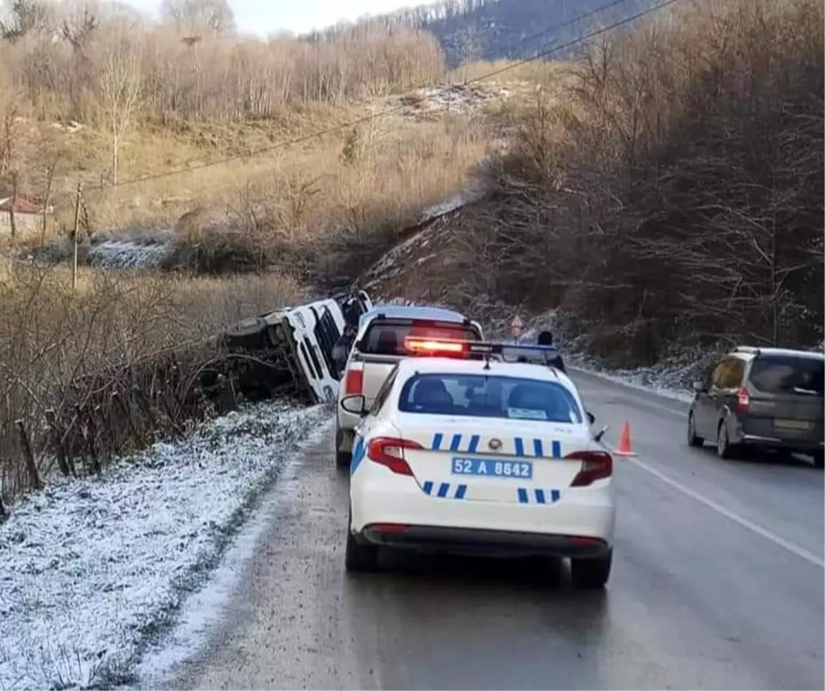 Ordu\'da kontrolden çıkan süt tankeri devrildi