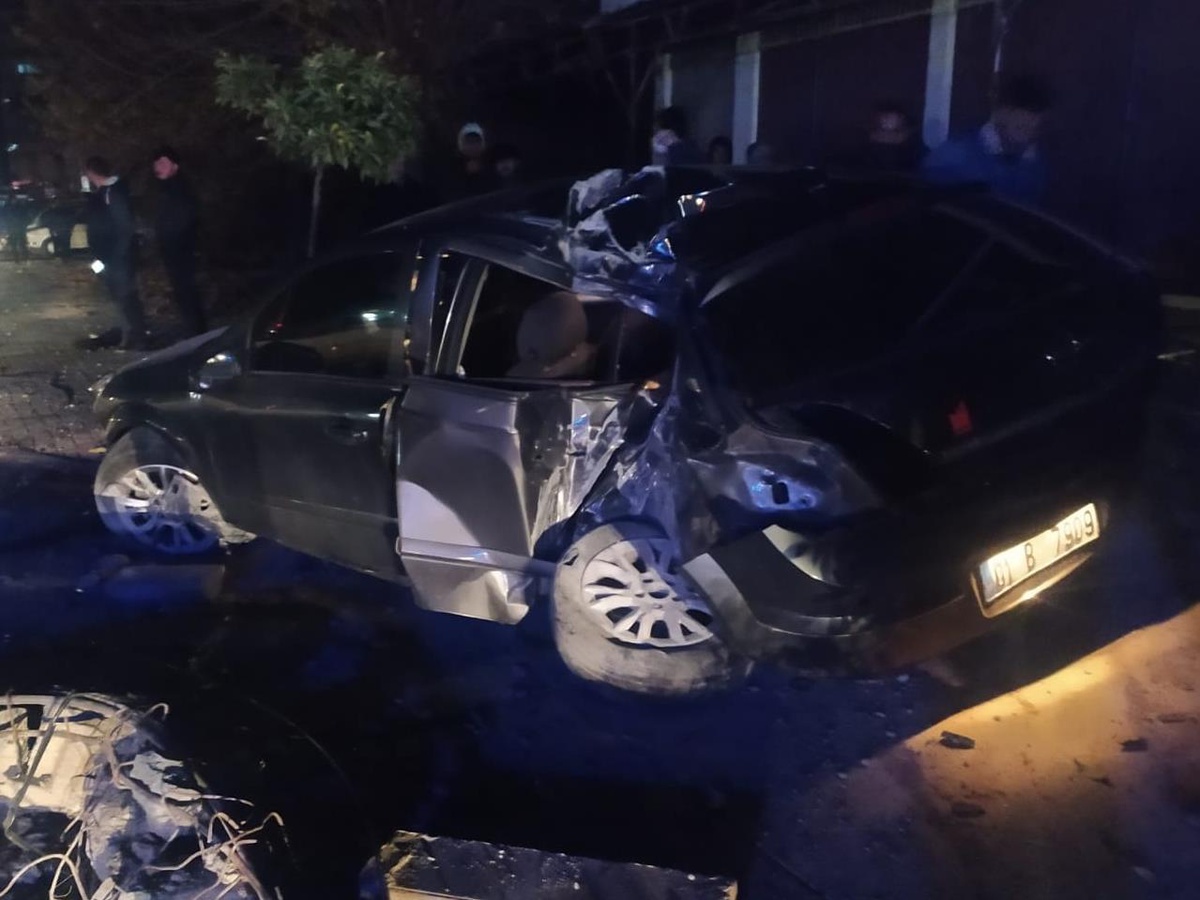 Osmaniye\'de otomobilin çarptığı elektrik direği yıkıldı