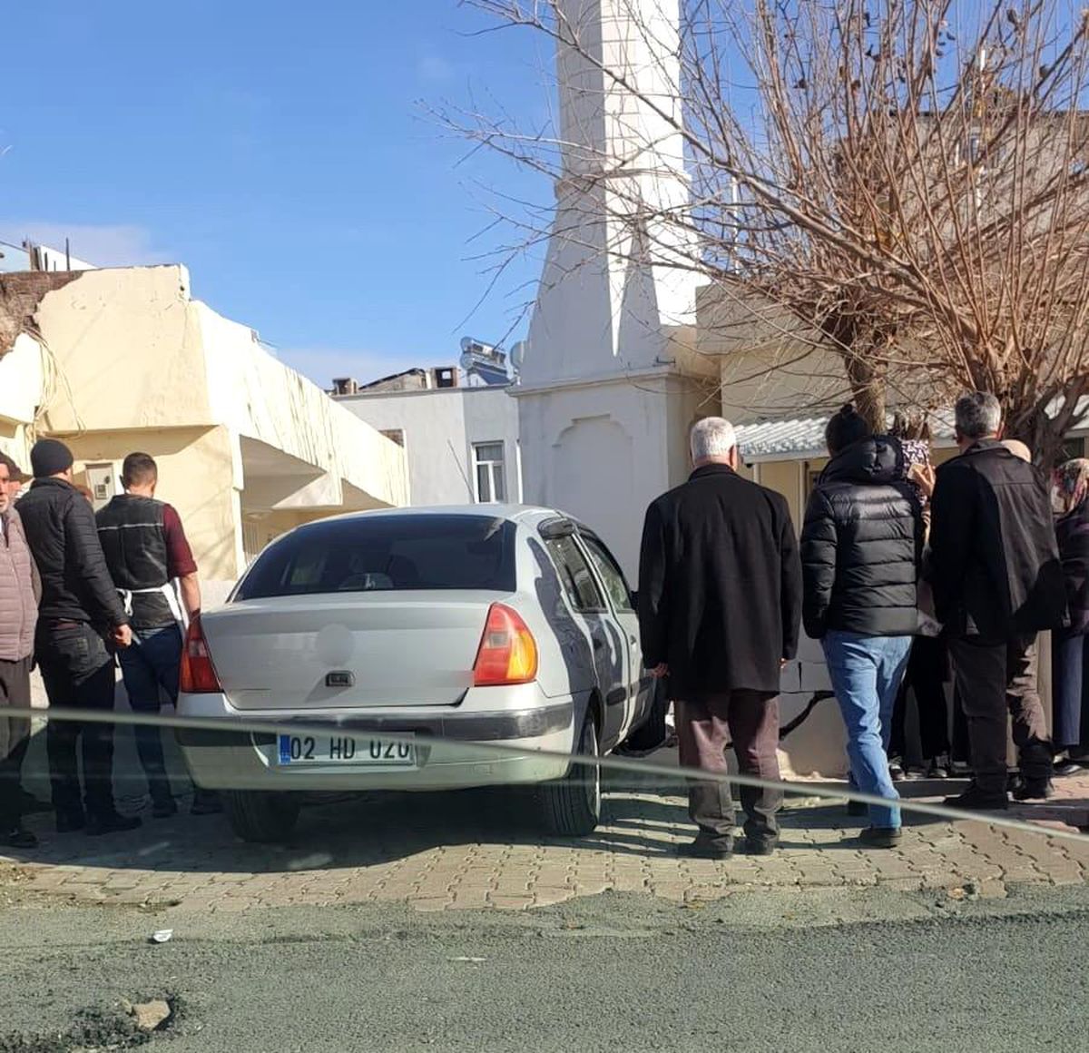 Otomobil cami avlusuna daldı