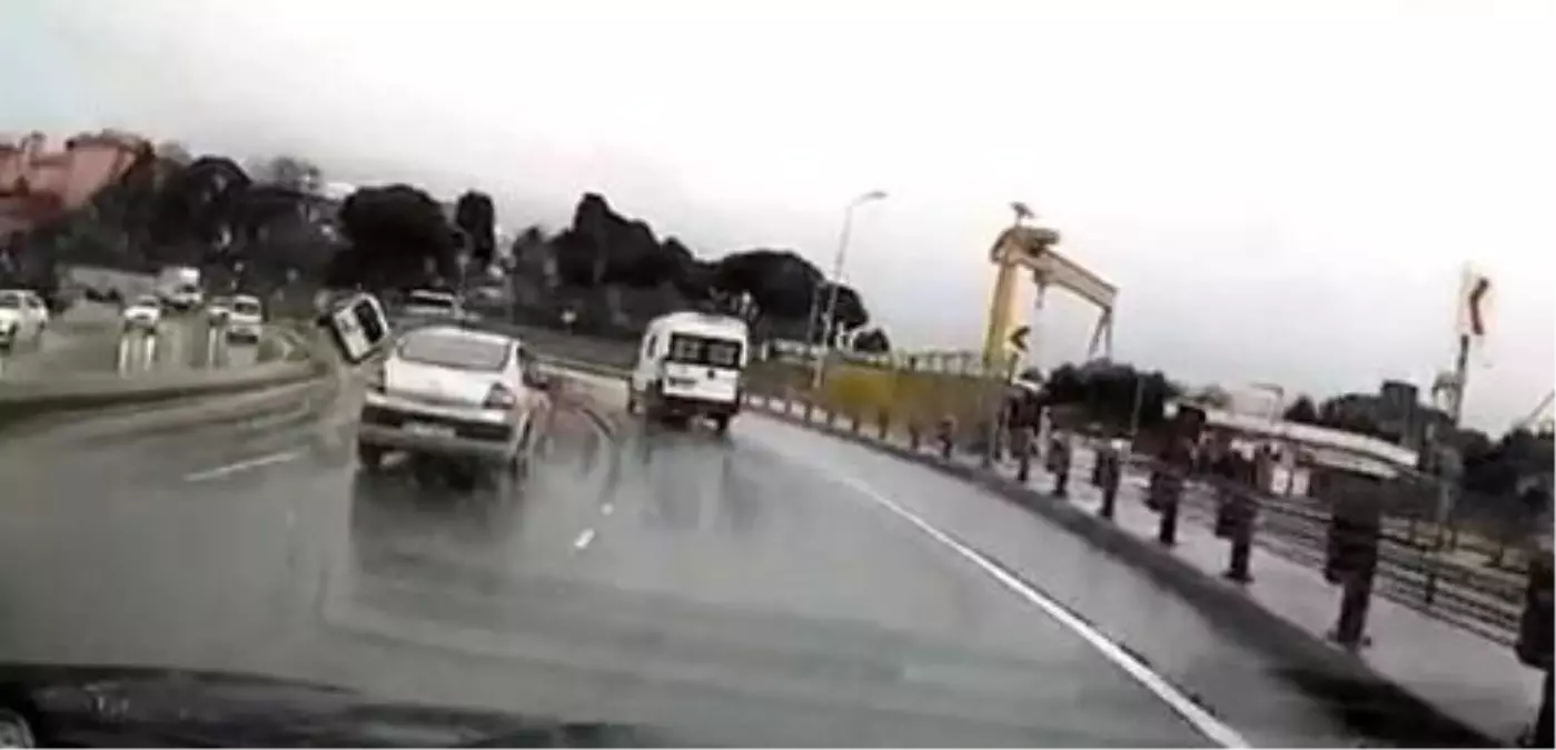 Pendik'te refüje çıkan araç savrulup bariyerlere çarptı