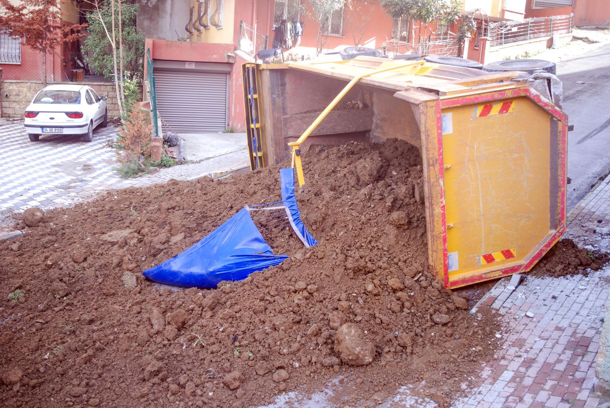 Pendik\'te toprak yüklü hafriyat kamyonu devrildi