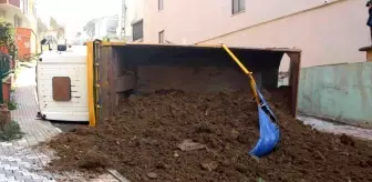Pendik'te toprak yüklü hafriyat kamyonu devrildi