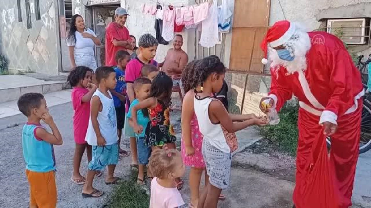 RİO DE JANERİO - Dezenfektan ve gaz maskeli Noel Baba