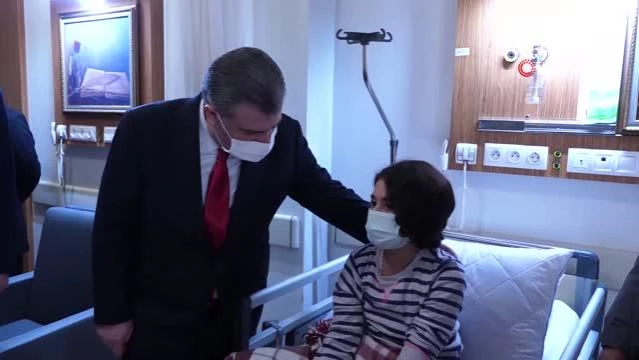 Sağlık Bakanı Fahrettin Koca minik hastaları ziyaret etti