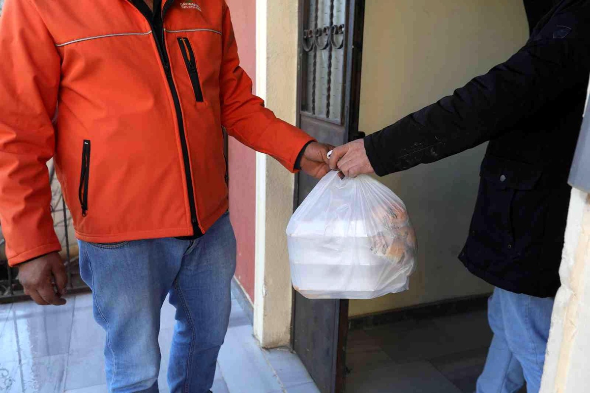 Sağlık sorunu olanlara ve yaşlılara sıcak yemek