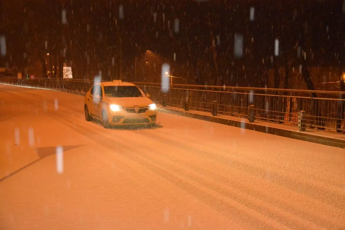İstanbul'da kar yağışı etkili oluyor! Her yer beyaza büründü, sürücüler zor anlar yaşadı