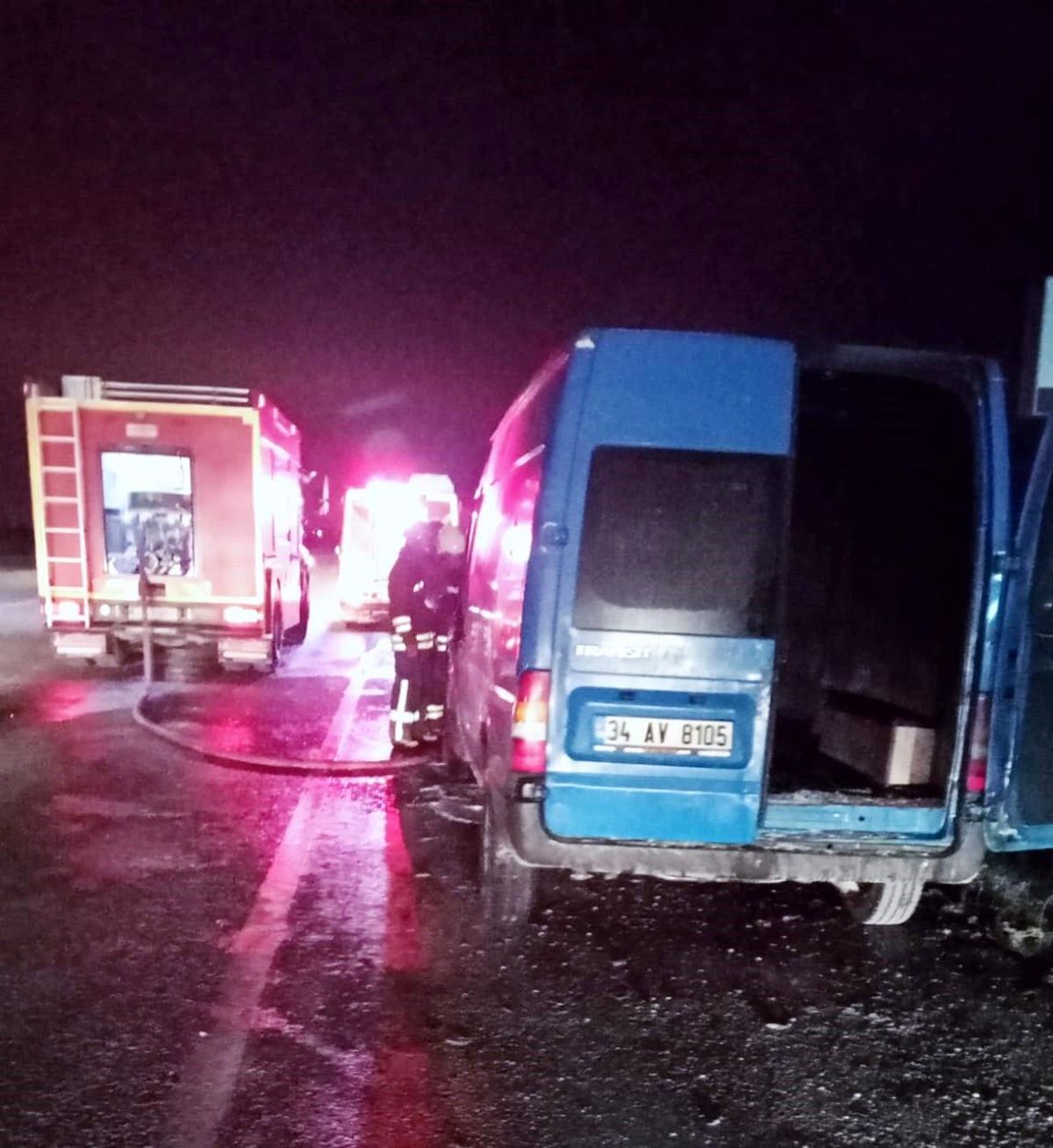 Seyir halindeki minibüste yangın