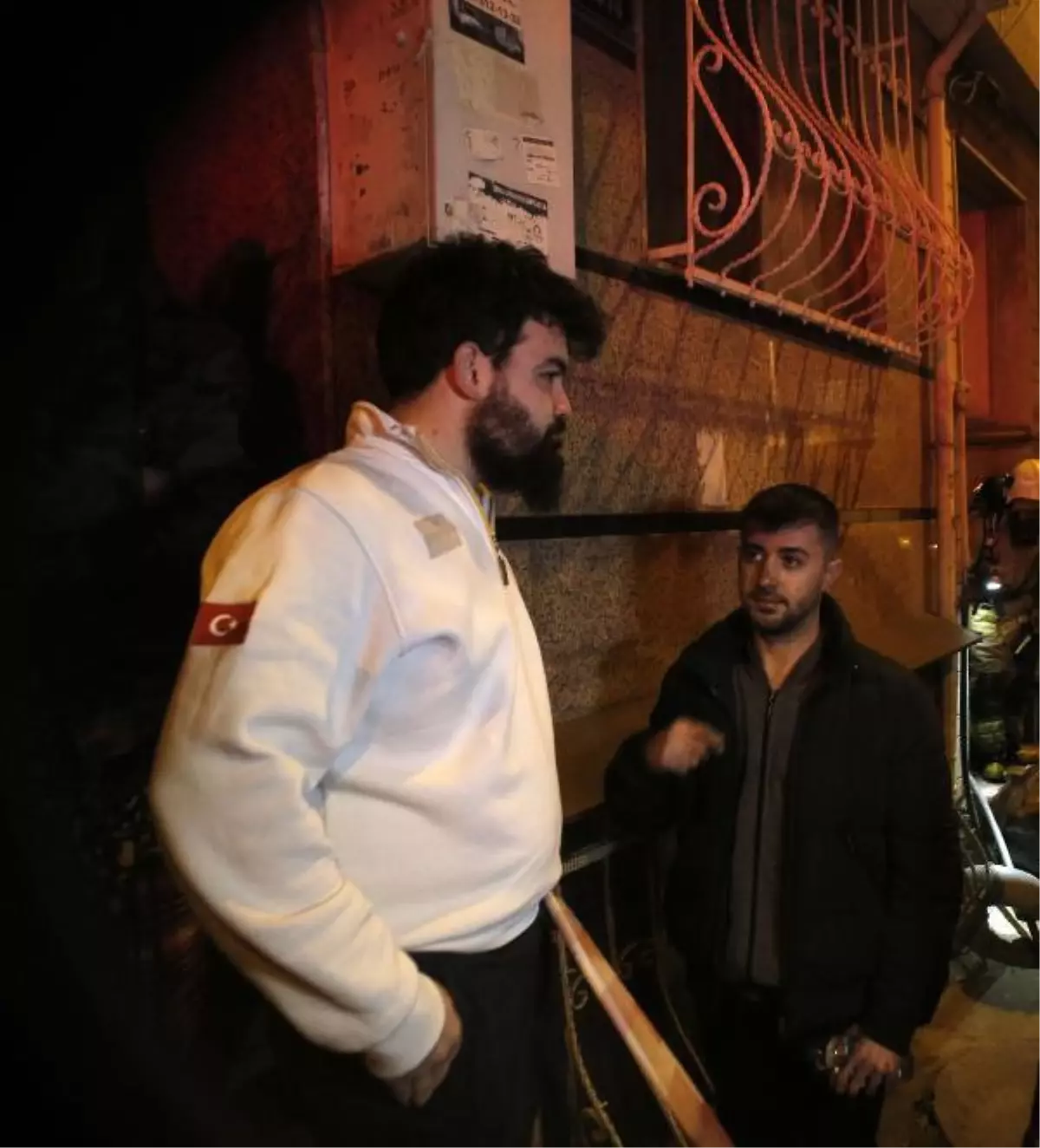 Son dakika... Şişli'de yangında mahsur kalanları itfaiye ile çevredekiler kurtardı