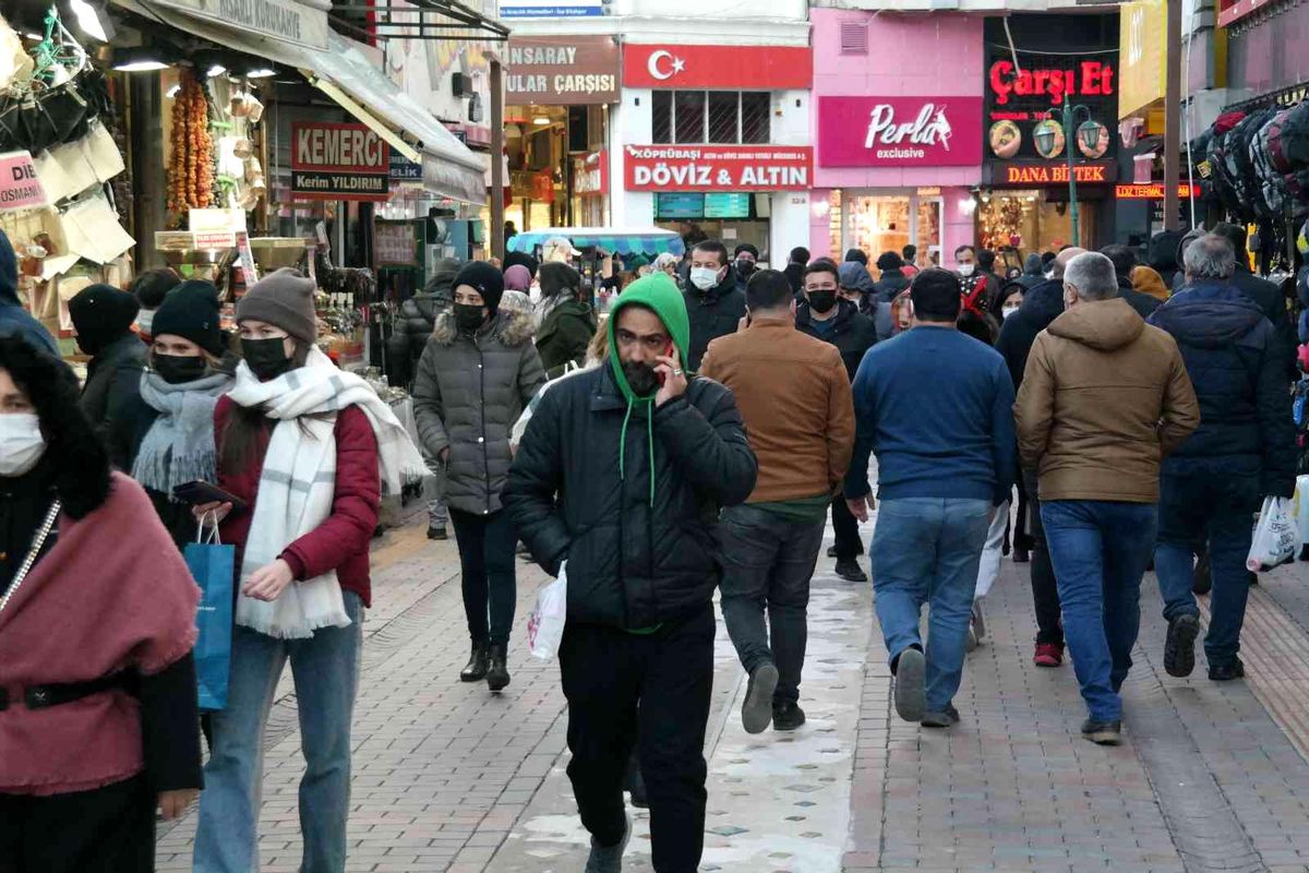 Soğuğa rağmen çarşıyı doldurdular