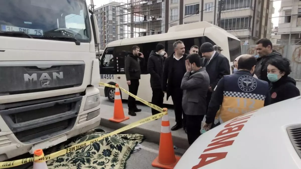 Son dakika... Sultangazi\'de hafriyat kamyonu dehşeti: 3 çocuk annesi kadın hayatını kaybetti