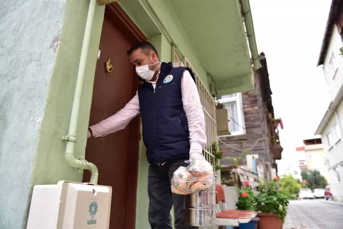 Takdir toplayan hareket! Her gün bin 500 kişilik yemeği ihtiyaç sahipleriyle buluşturuyorlar