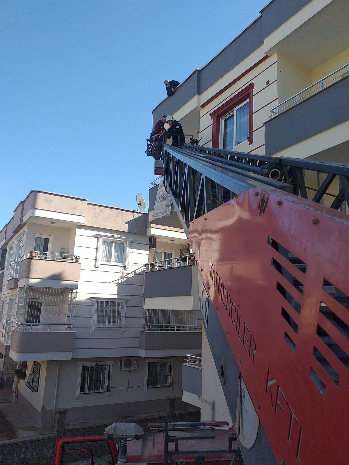 Son dakika haberi | Tarsus\'ta evde kilitli kalan 1,5 yaşındaki çocuk itfaiye ekiplerince kurtarıldı