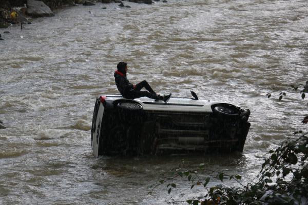 The driver of the vehicle fell into the creek has rescued