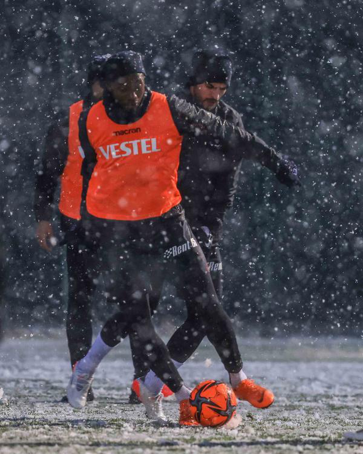 Trabzonspor\'da kar altında antrenman