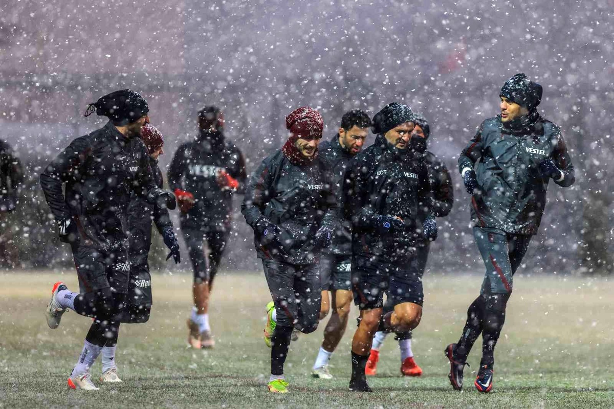 Trabzonspor kar altında çalıştı
