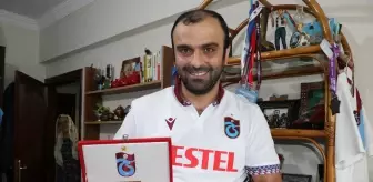 Trabzonspor taraftarı genç, takımına ait yüzlerce nostaljik eşya biriktirdi