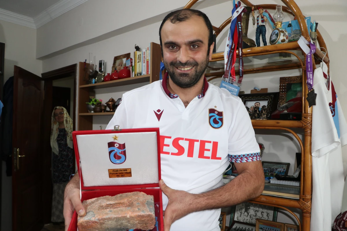 Trabzonspor taraftarı genç, takımına ait yüzlerce nostaljik eşya biriktirdi