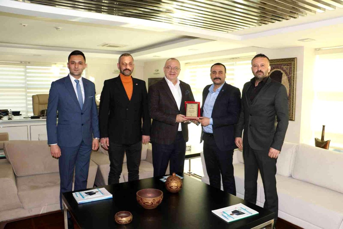 Ülkü Ocakları\'ndan Başkan Ergün\'e plaket