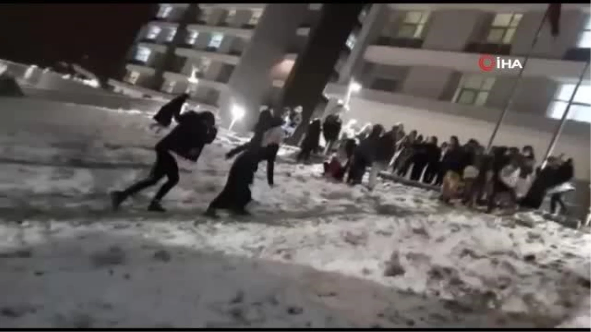 Üniversite öğrencileri karın keyfini penguen dansı ile çıkardı