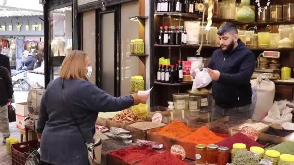 Uzun Çarşı esnafı AA\'nın "Yılın Fotoğrafları" oylamasına katıldı