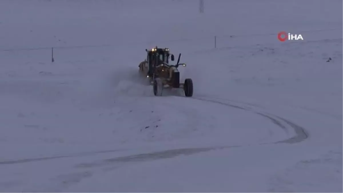 Van Büyükşehir Belediyesi'nin karla mücadele çalışmaları sürüyor