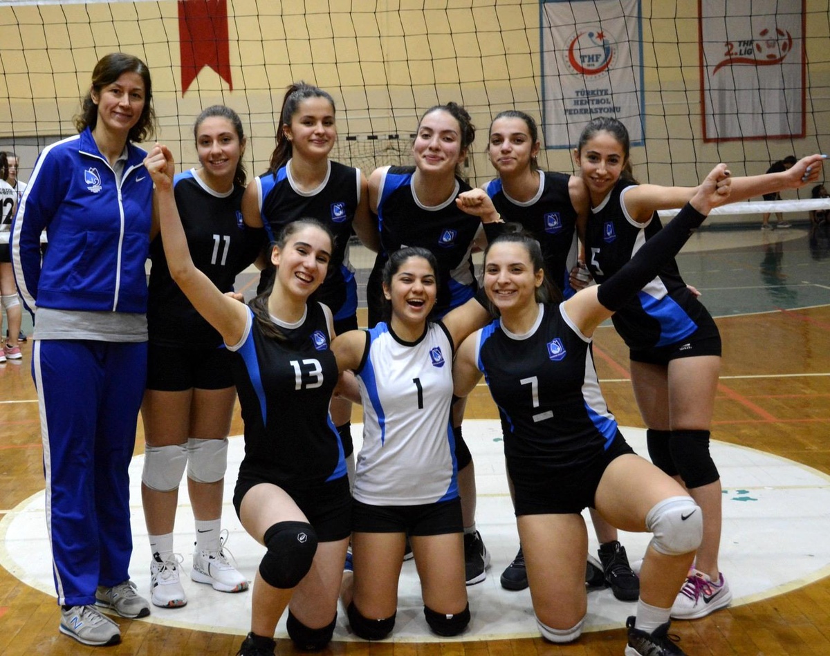 Yunusemreli filenin sultanları sezonu galibiyetle kapattı: 3-1