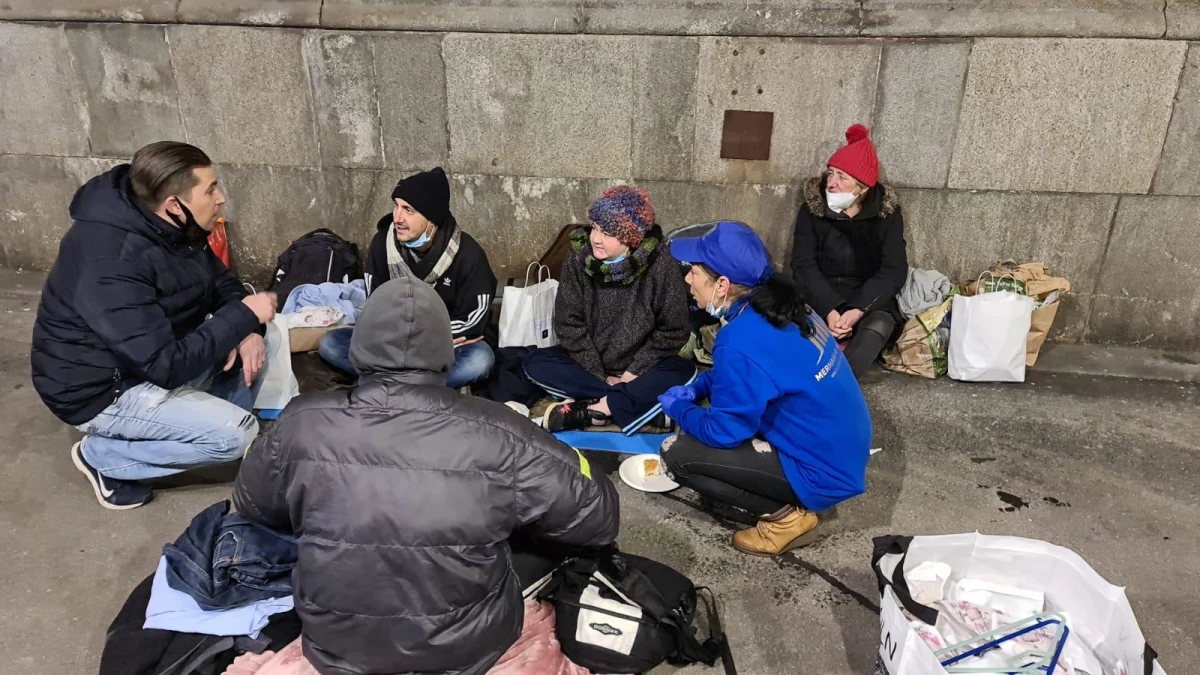 Almanya\'da yaşayan Türkler sokakta kalan ihtiyaç sahiplerine yemek ve hediye dağıttı