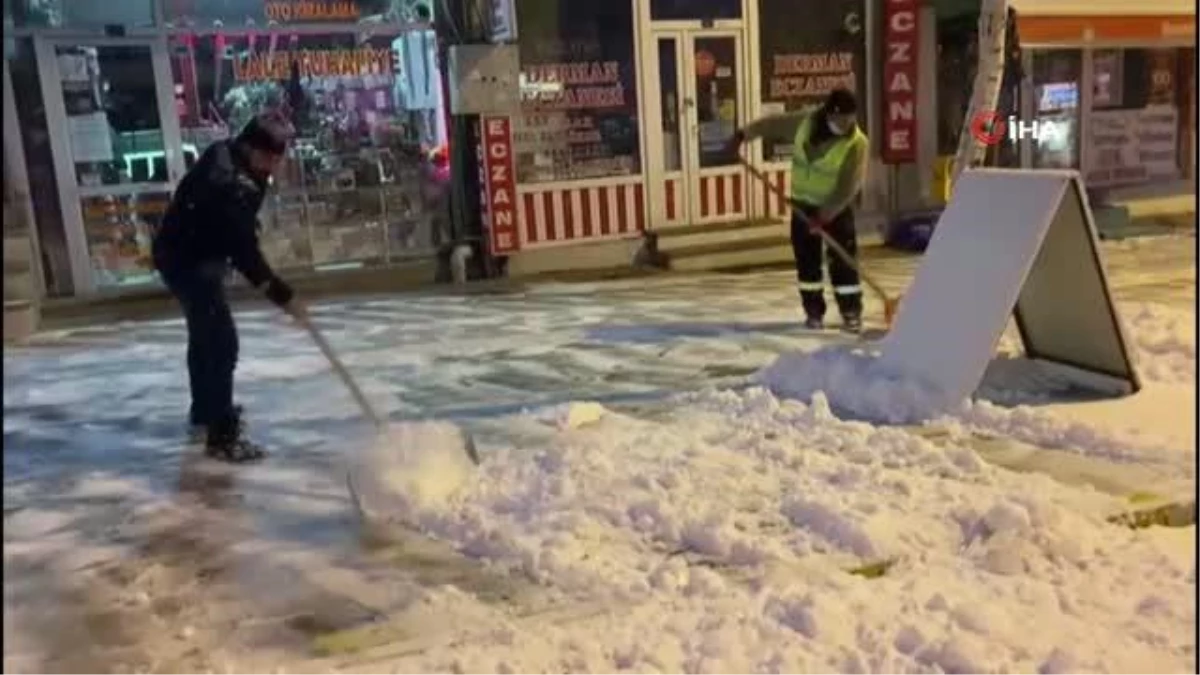 Ardahan\'da Belediye ekipleri karla mücadele ediyor