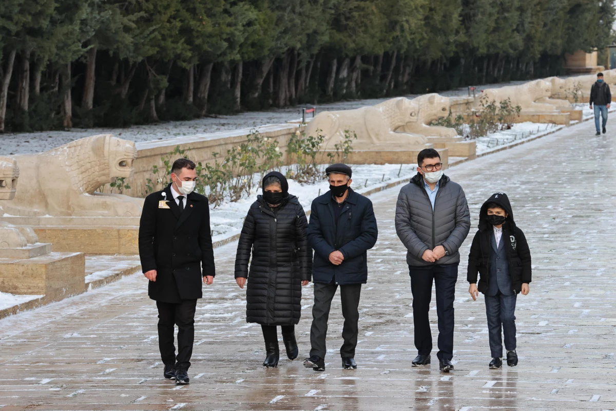 Son dakika haber... Azerbaycan Vatan Muharebesi\'nde şehit olan üsteğmenin ailesinden Anıtkabir\'e ziyaret