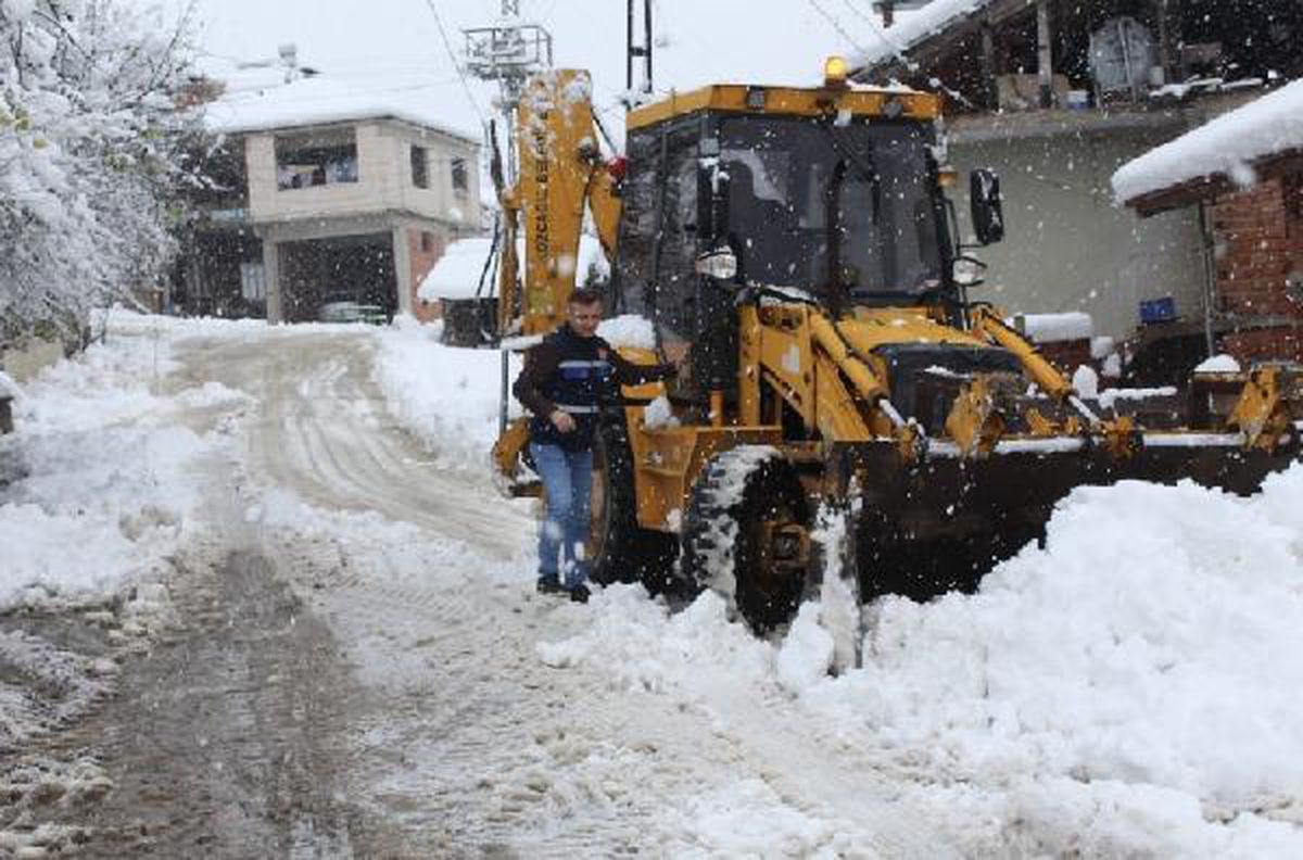 Bartın\'da 28 köy yolu kardan kapalı; 55 köyde elektrik yok