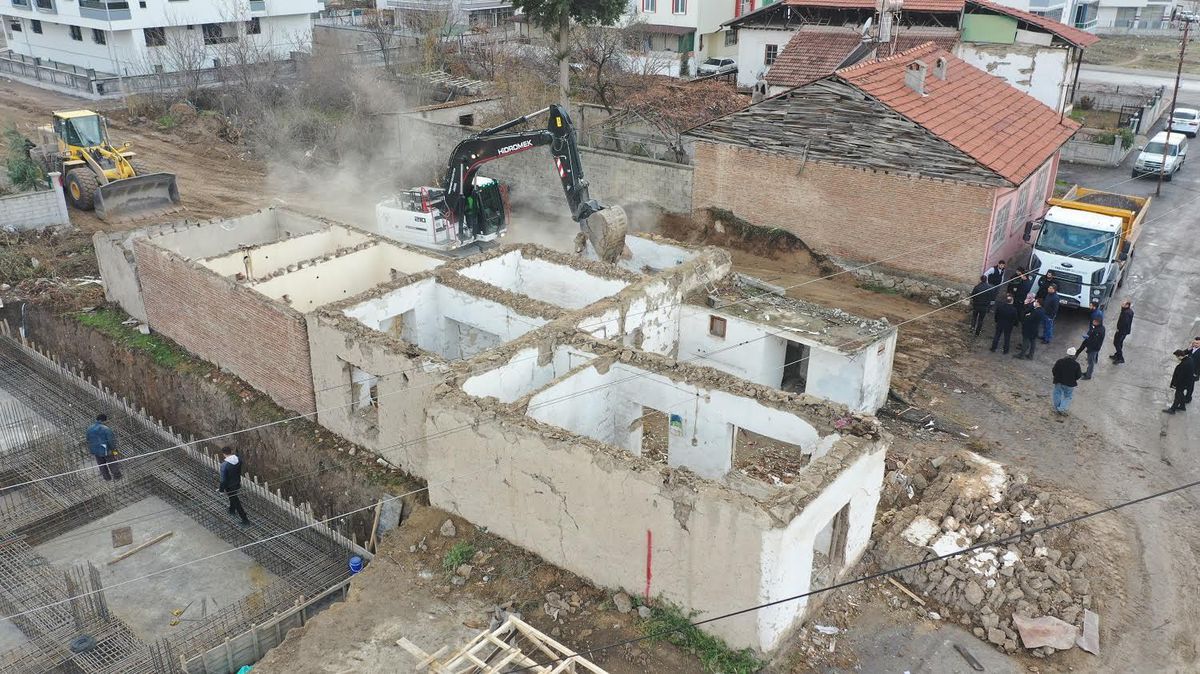 Başkan Çınar, İlyas Mahallesindeki Metruk Evin Yıkımı Ve Yol Açma Çalışmalarını İnceledi