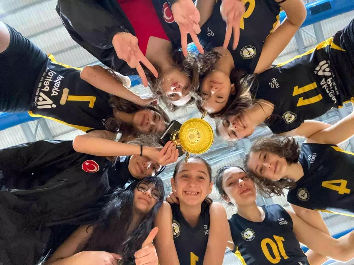 Belediye Kız Voleybol Takımı\'nın başarısı