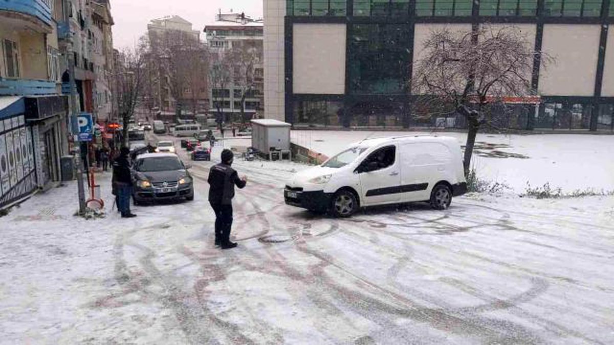 Bilecik\'de yollar buz pistine döndü