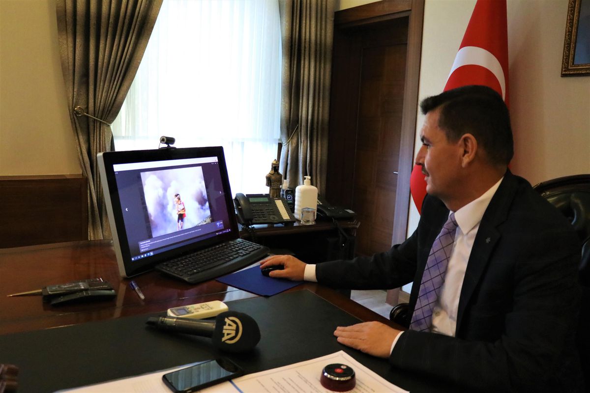 Burdur Valisi Arslantaş, AA\'nın "Yılın Fotoğrafları" oylamasına katıldı