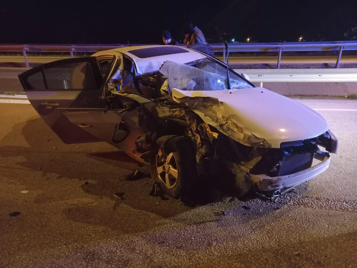 Bursa\'da tırla çarpışan otomobildeki 1 kişi yaralandı