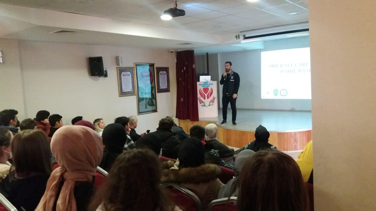 Darende'de, 'Güvenli ve bilinçli internet kullanımı' semineri verildi