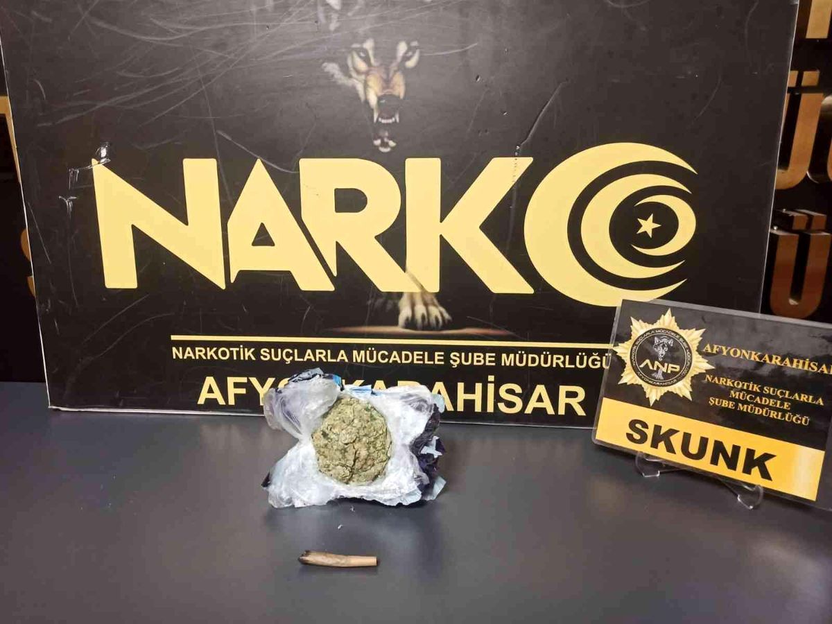 Durdurulan otomobilde yapılan aramada 152 gram skunk ele geçirildi
