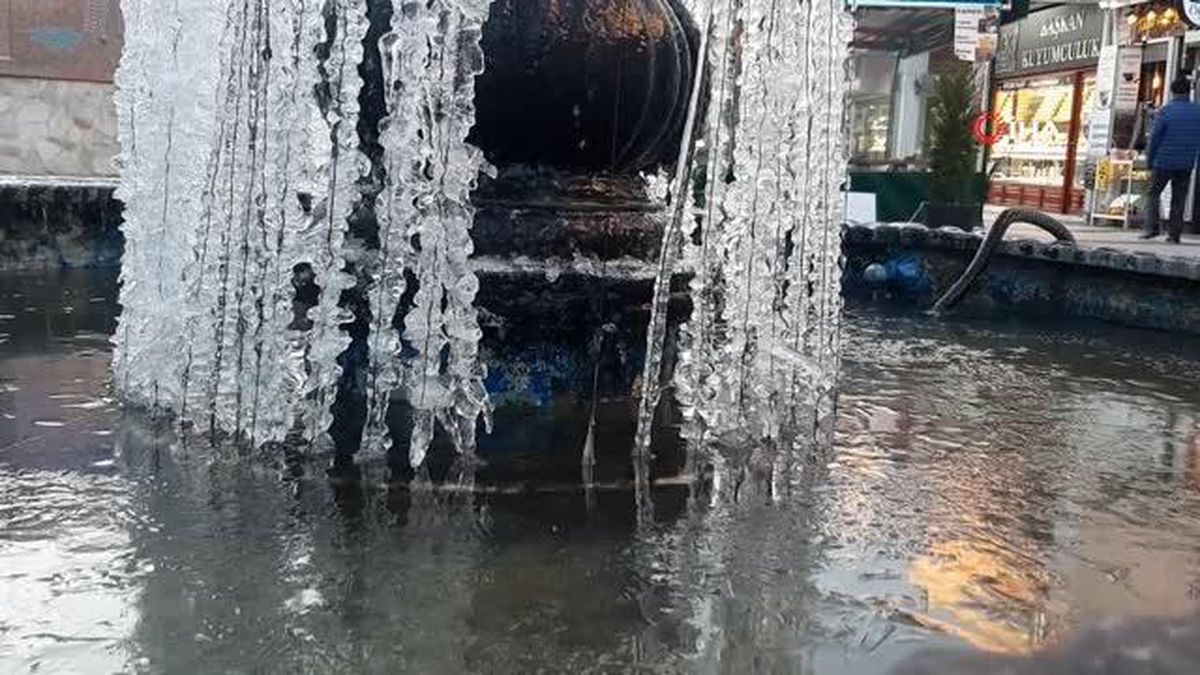 Edirne'de Sibirya soğukları... Nehirler ve süs havuzları buz tuttu