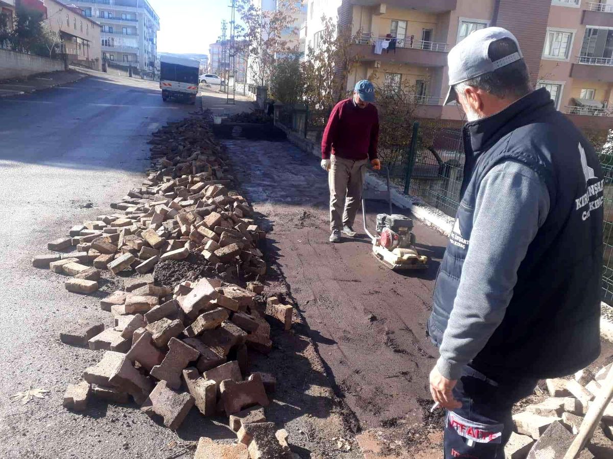 Gölbaşı\'nda yol bakım çalışmaları devam ediyor