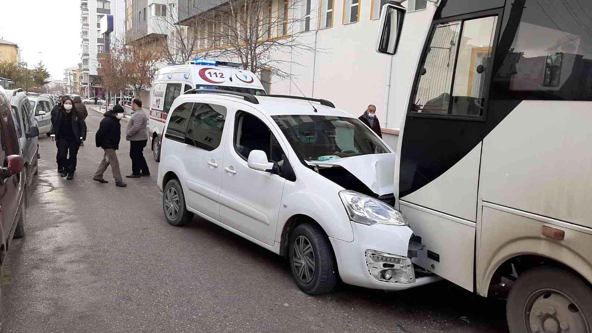 Hafif ticari araç ile midibüs çarpıştı: 1 yaralı